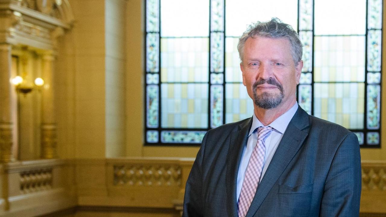 Der Russland-Beauftragte der Bundesregierung Gernot Erler (SPD) steht am 06.12.2016 in Hamburg im Rathaus. Der Russland-Beauftragte der Bundesregierung Gernot Erler (SPD) steht am 06.12.2016 in Hamburg im Rathaus.
