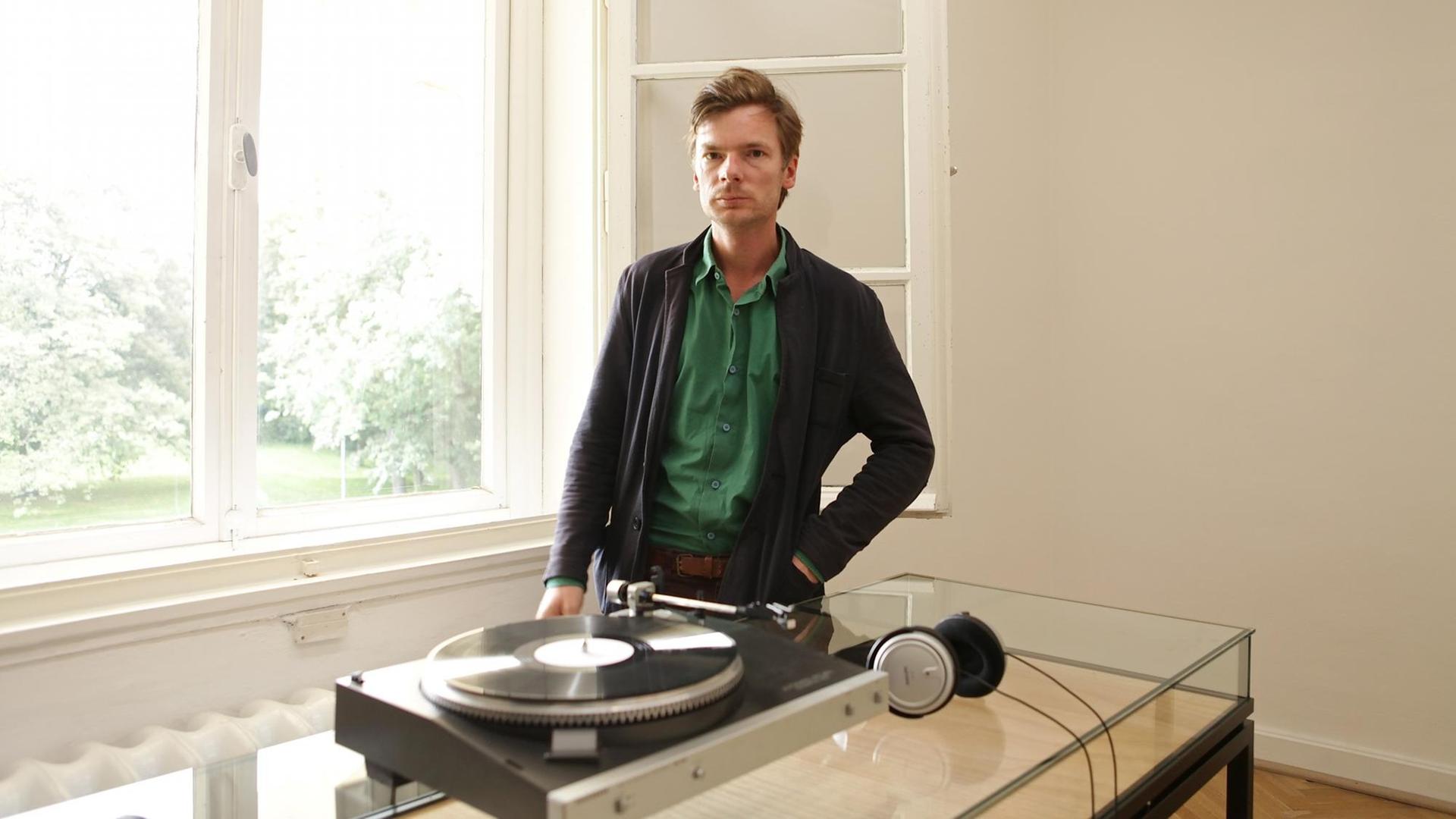 Der Künstler Clemens von Wedemeyer steht am 12.09.2014 im Kunstverein Braunschweig (Niedersachsen) neben einer akustischen Präsentation, die im Rahmen der Ausstellung "Every Word You Say" zu hören ist. Der Künstler Clemens von Wedemeyer steht am 12.09.2014 im Kunstverein Braunschweig (Niedersachsen) neben einer akustischen Präsentation, die im Rahmen der Ausstellung "Every Word You Say" zu hören ist.