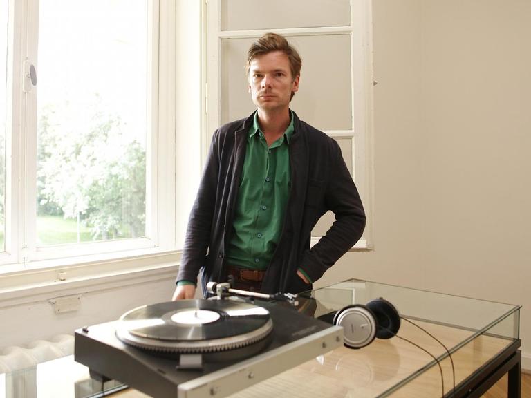 Der Künstler Clemens von Wedemeyer steht am 12.09.2014 im Kunstverein Braunschweig (Niedersachsen) neben einer akustischen Präsentation, die im Rahmen der Ausstellung "Every Word You Say" zu hören ist.