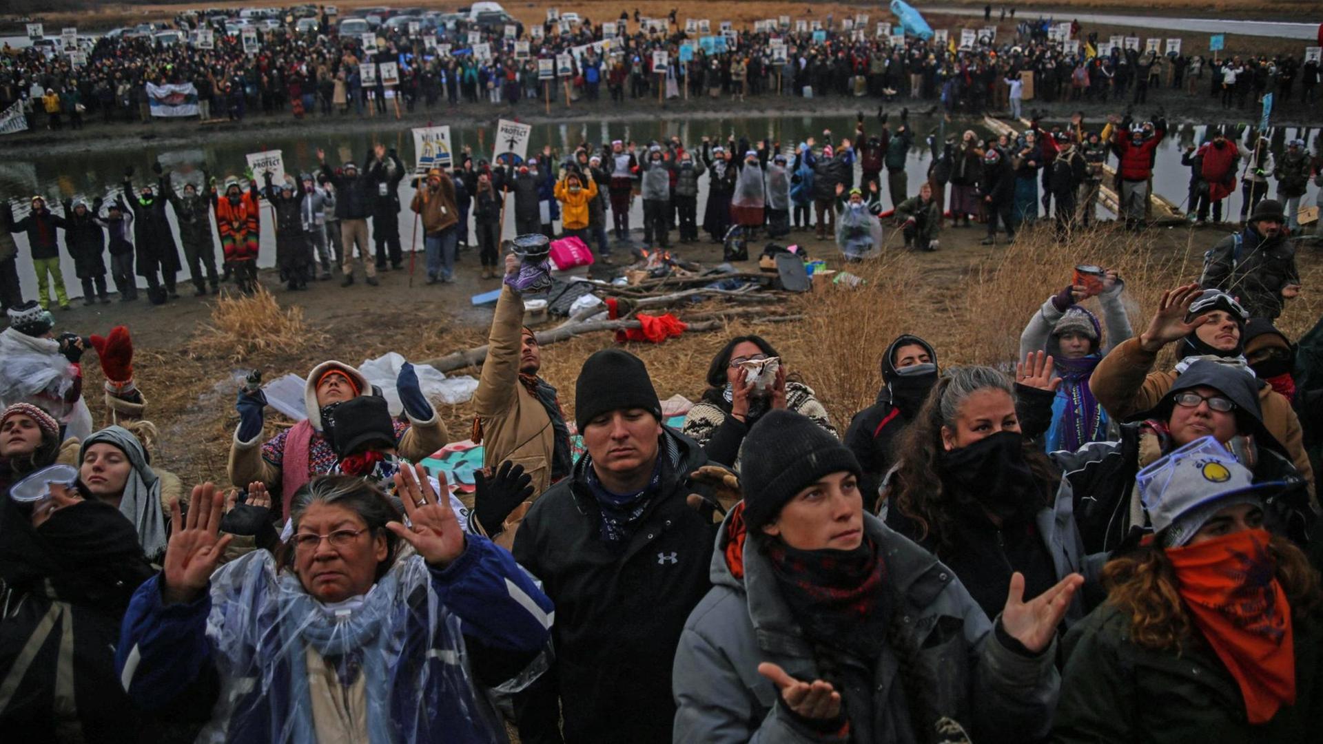 Protest gegen den Bau einer Erdölpipeline in North Dakota: Aktivisten und Bewohner des Sioux-Reservats beten gemeinsam im Bemühen um Deeskalation im Streit mit den Behörden Protest gegen den Bau einer Erdölpipeline in North Dakota: Aktivisten und Bewohner des Sioux-Reservats beten gemeinsam im Bemühen um Deeskalation im Streit mit den Behörden