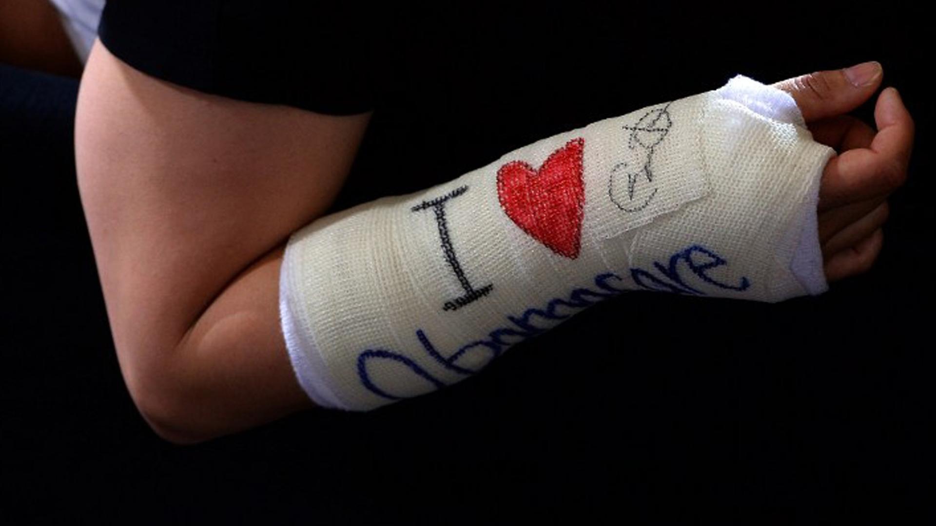 Gips am Arm mit der Aufschrift: "I love Obamacare" Gips am Arm mit der Aufschrift: "I love Obamacare"
