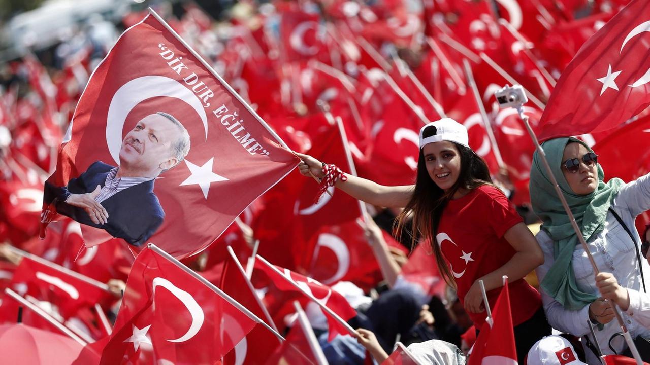 Demonstranten mit Erdogan-Fahne auf einer Kundgebung in Istanbul (07.08.2016). Demonstranten mit Erdogan-Fahne auf einer Kundgebung in Istanbul (07.08.2016).