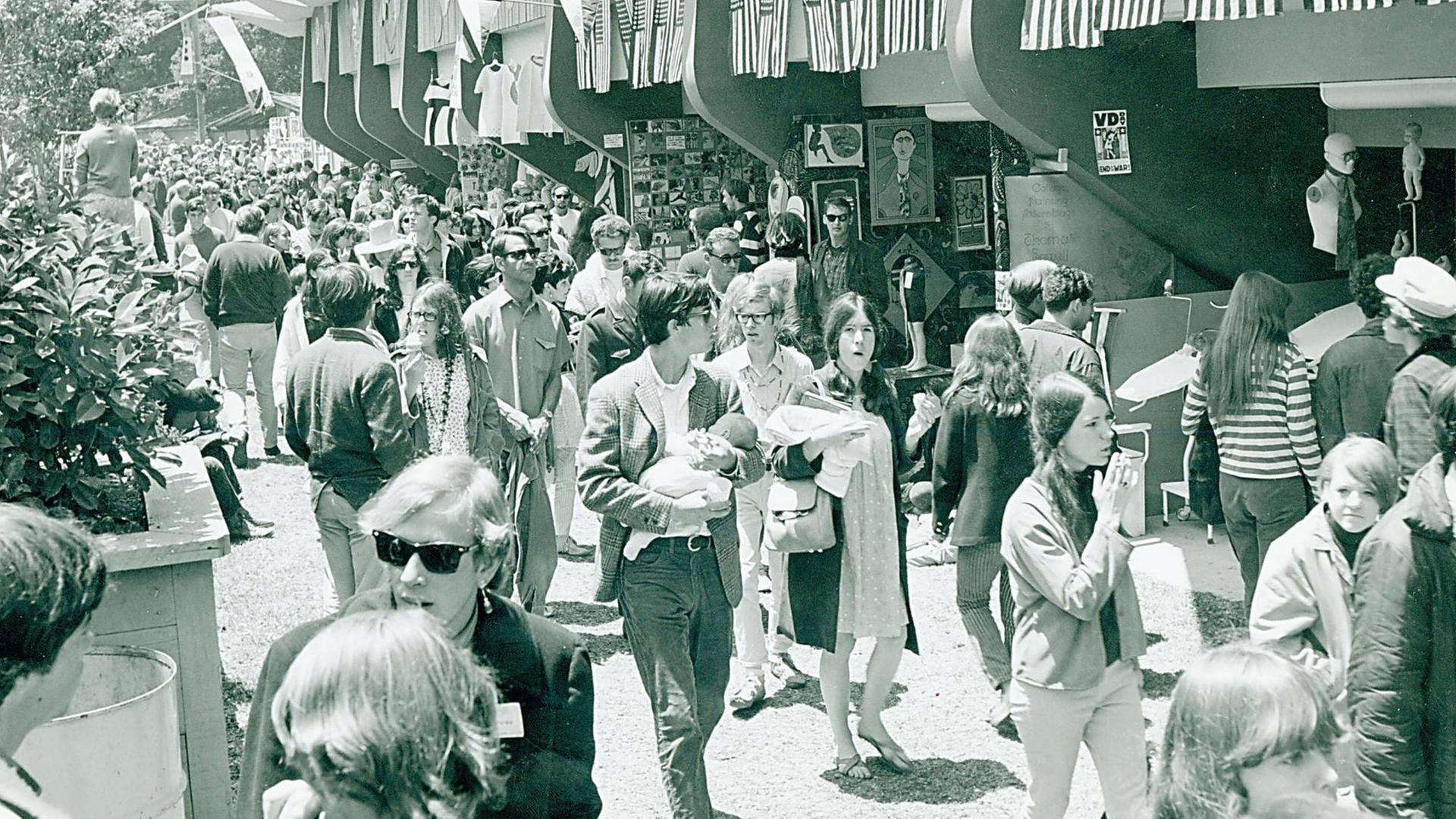 Hippies auf dem Monterey International Pop Festival im Juni 1967 in Kalifornien. Hippies auf dem Monterey International Pop Festival im Juni 1967 in Kalifornien.
