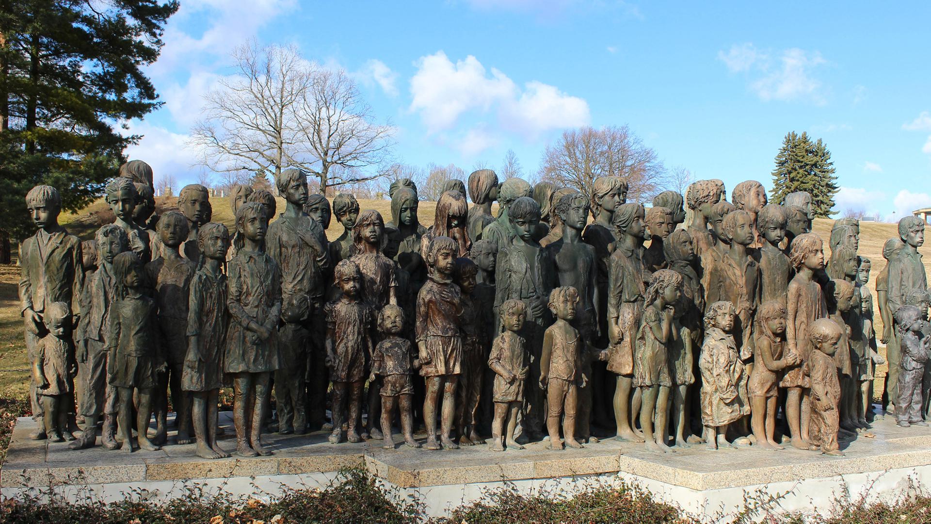 Das Lidice-Denkmal wurde an der Stelle des vorherigen Dorfes errichtet, das im Juni 1942 vollständig zerstört wurde. Das Lidice-Denkmal wurde an der Stelle des vorherigen Dorfes errichtet, das im Juni 1942 vollständig zerstört wurde.