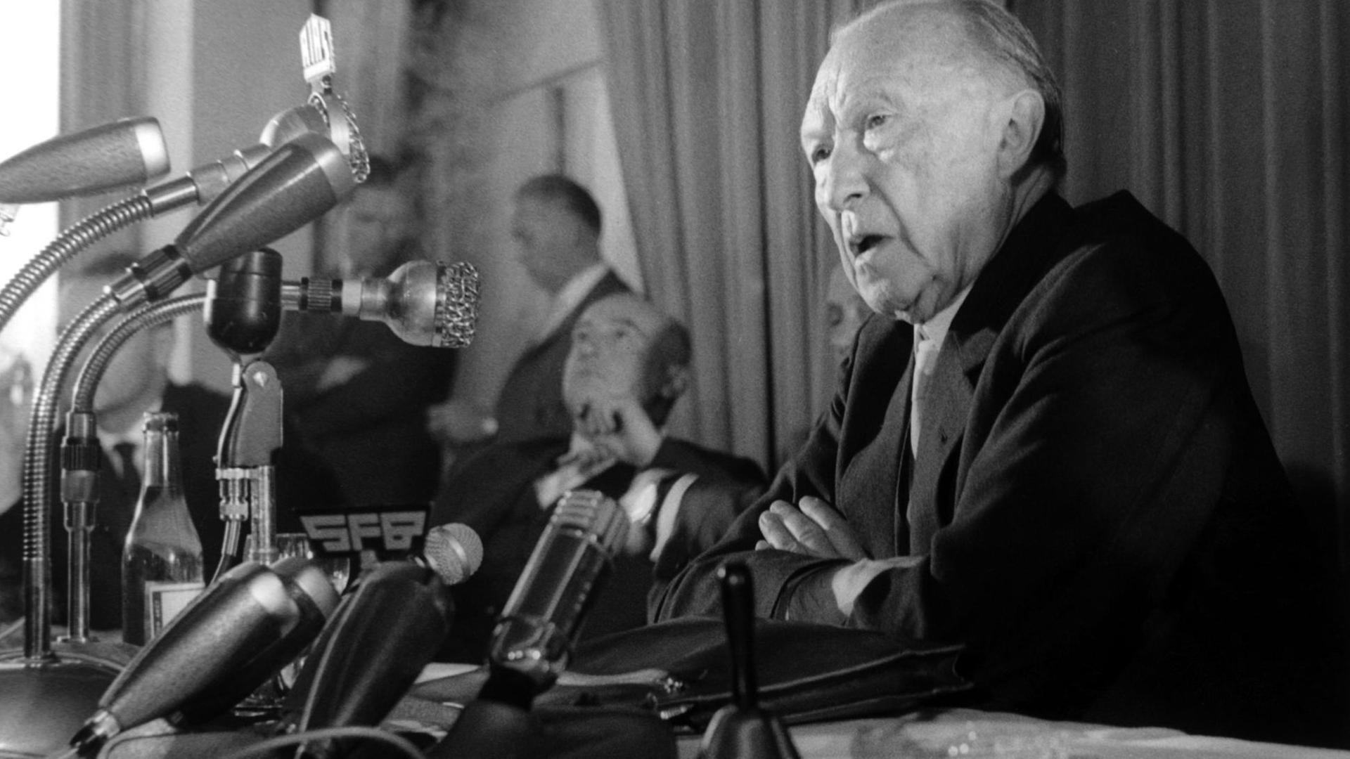 Bundeskanzler Konrad Adenauer hält am 22.08.1961 in Berlin eine Pressekonferenz anlässlich seines Besuches im Notaufnahmelager Marienfelde. Adenauer war von 1949 bis 1963 der erste Bundeskanzler der Bundesrepublik Deutschland und von 1951 bis 1955 zugleich Bundesaußenminister. Bundeskanzler Konrad Adenauer hält am 22.08.1961 in Berlin eine Pressekonferenz anlässlich seines Besuches im Notaufnahmelager Marienfelde. Adenauer war von 1949 bis 1963 der erste Bundeskanzler der Bundesrepublik Deutschland und von 1951 bis 1955 zugleich Bundesaußenminister.