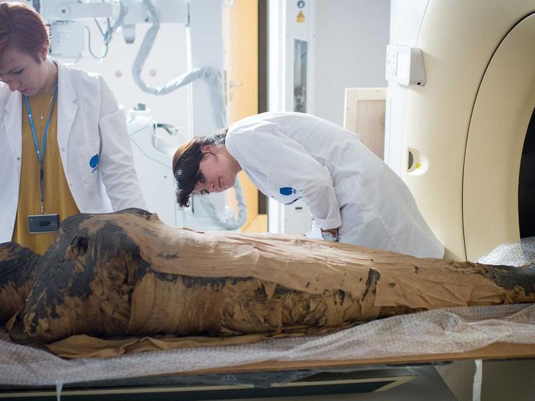 Polnische Wissenschaftler erforschen ägyptische Mumien in Warschau. Sie erhoffen sich Aufschlüsse über den Verlauf von Krankheiten wie zum Beispiel Krebs.
