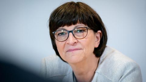 Saskia Esken, Bundesvorsitzende der SPD, spricht in ihrem Büro im Willy-Brandt-Haus in einem Interview mit Journalisten