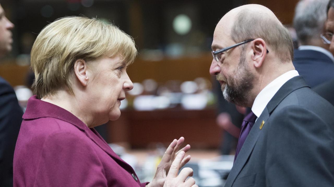 Bundeskanzlerin Angela Merkel und EU-Parlamentspräsident Martin Schulz im Gespräch auf dem EU-Gipfel am 15. Dezember 2016 in Brüssel.
Bundeskanzlerin Angela Merkel und EU-Parlamentspräsident Martin Schulz im Gespräch auf dem EU-Gipfel am 15. Dezember 2016 in Brüssel.