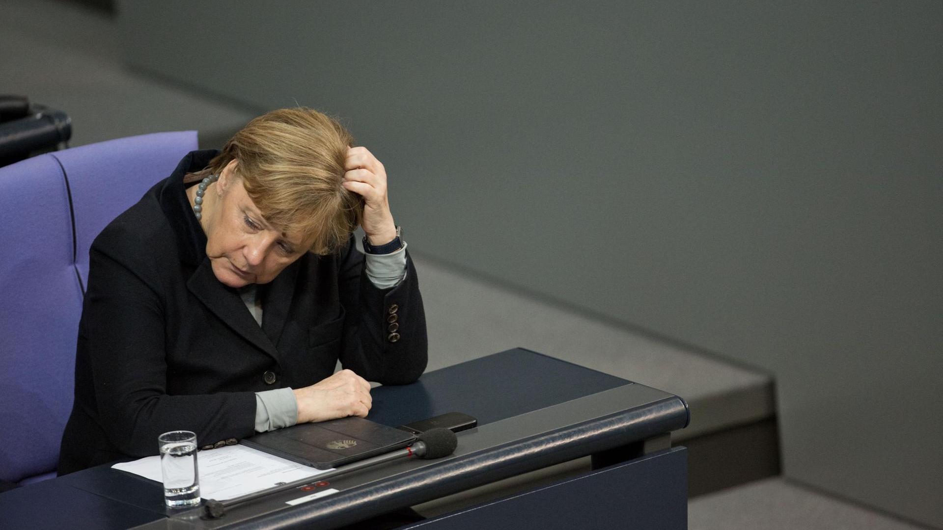 Bundeskanzlerin Angela Merkel (CDU) nimmt an der 148. Sitzung des Deutschen Bundestages teil. Bundeskanzlerin Angela Merkel (CDU) nimmt an der 148. Sitzung des Deutschen Bundestages teil.