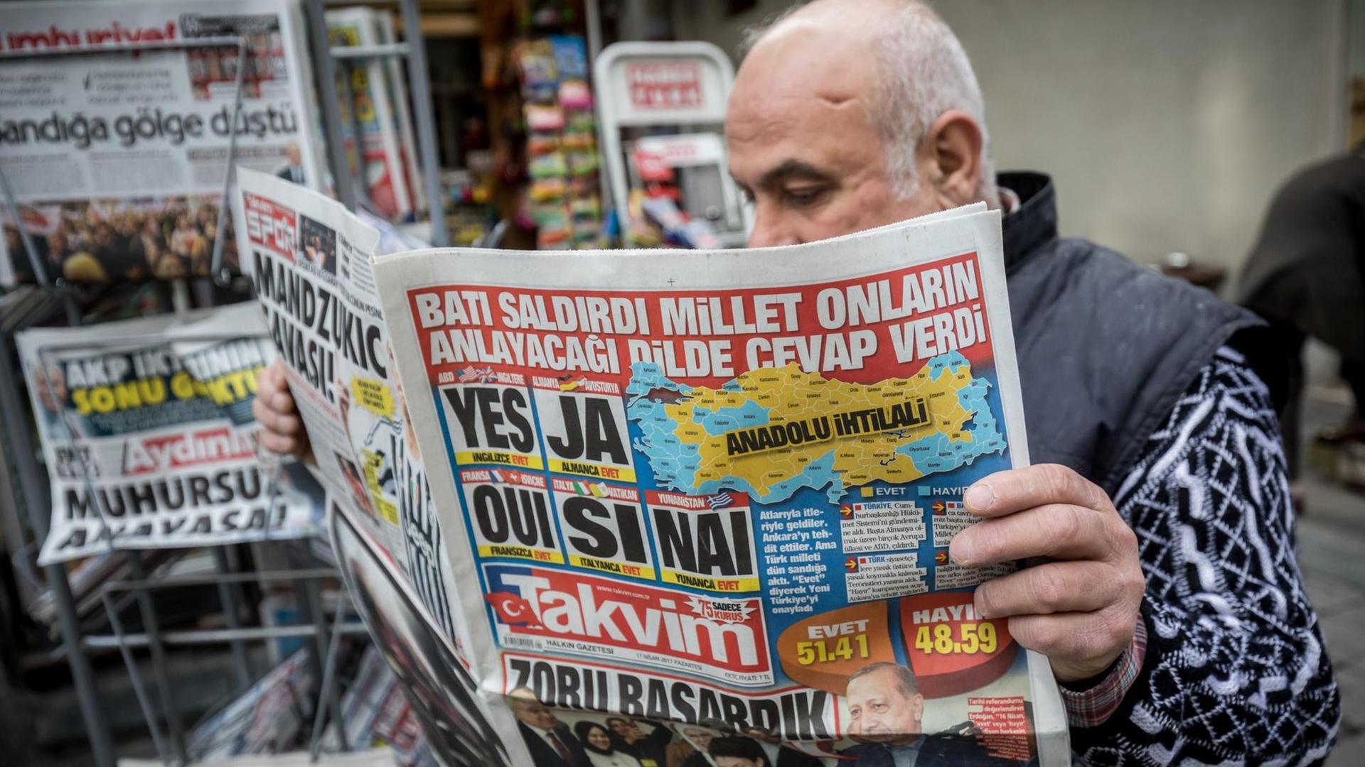 Ein Mann liest am 17.04.2017 in Istanbul in der Türkei die Zeitung Takvim auf der in mehreren Sprachen die Zustimmung zum Referendum beschrieben wird. Die Türken stimmten knapp mit "Evet" (JA) zu einer Verfassungsänderung zur Einführung eines Präsidialsystems, das Staatspräsident Erdogan mehr Macht verleiht. Ein Mann liest am 17.04.2017 in Istanbul in der Türkei die Zeitung Takvim auf der in mehreren Sprachen die Zustimmung zum Referendum beschrieben wird. Die Türken stimmten knapp mit "Evet" (JA) zu einer Verfassungsänderung zur Einführung eines Präsidialsystems, das Staatspräsident Erdogan mehr Macht verleiht.