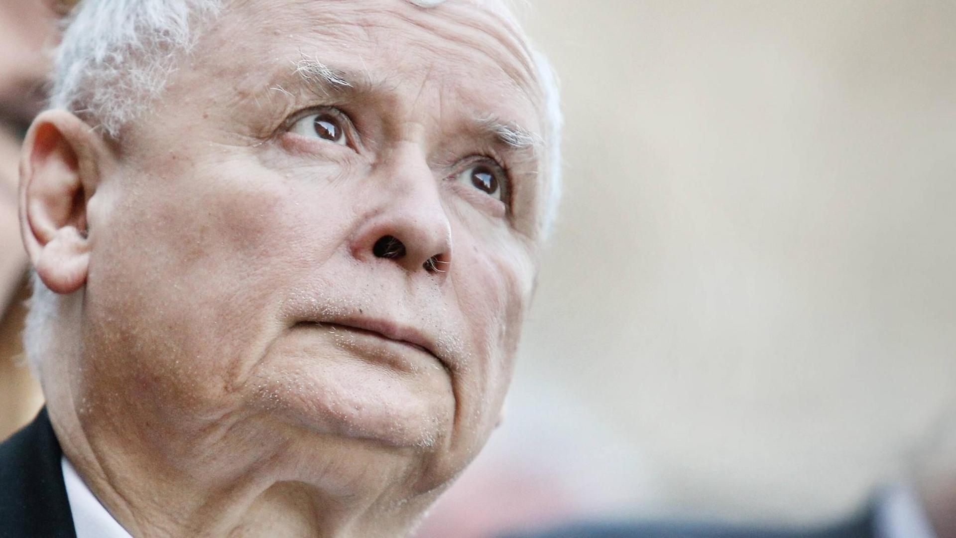 Der polnische Politiker Jarosław Kaczyński blickt skeptisch nach oben Der polnische Politiker Jarosław Kaczyński blickt skeptisch nach oben