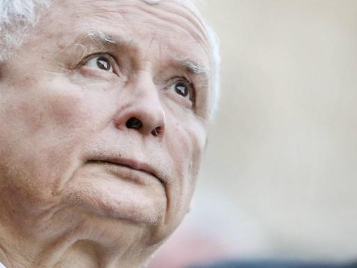 Der polnische Politiker Jarosław Kaczyński blickt skeptisch nach oben
