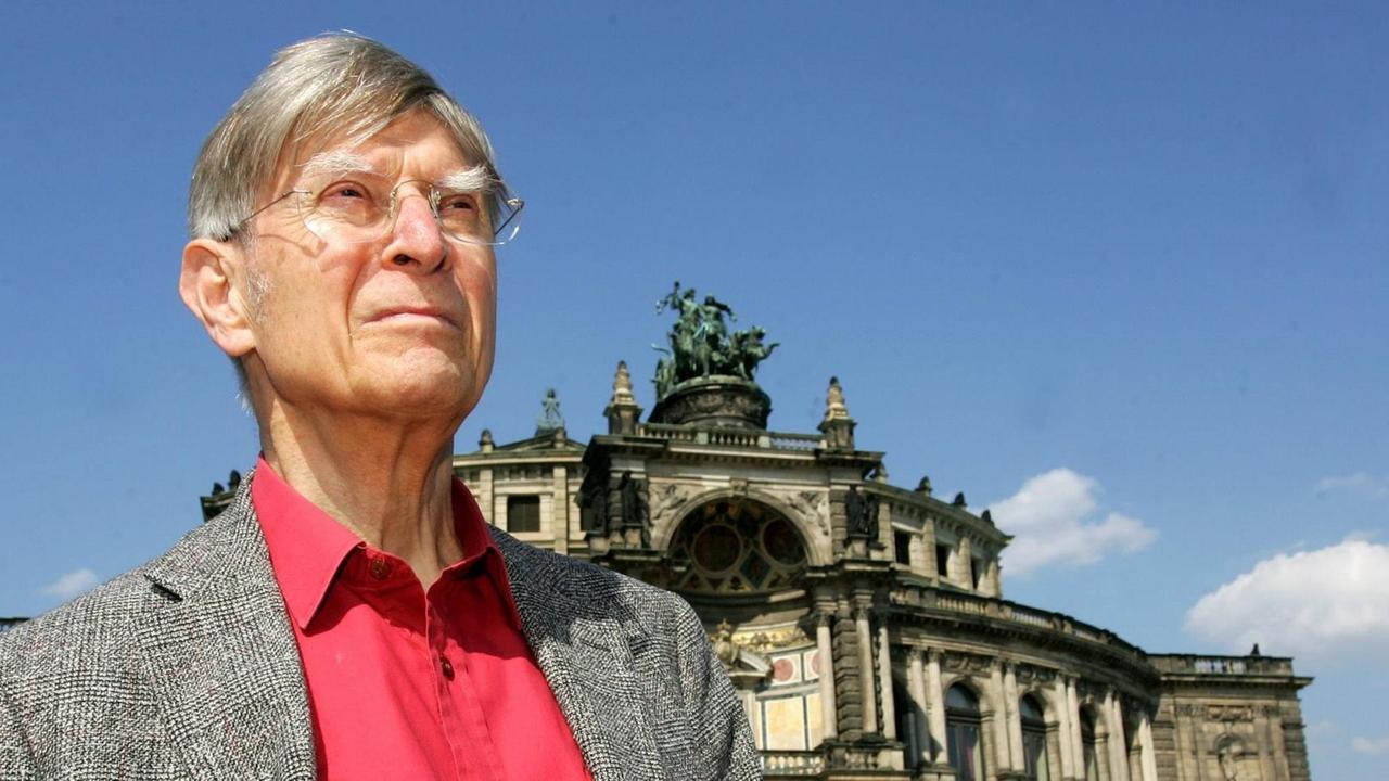 Dirigent Herbert Blomstedt steht vor der Semperoper Dresden. Dirigent Herbert Blomstedt steht vor der Semperoper Dresden.