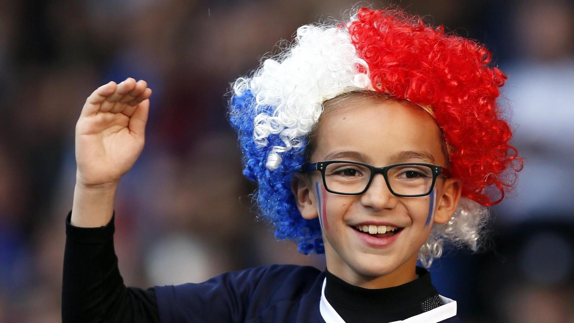 Ein junger Fan der französischen Fußball-Nationalmannschaft während des Testspiels gegen Schottland. Ein junger Fan der französischen Fußball-Nationalmannschaft während des Testspiels gegen Schottland.