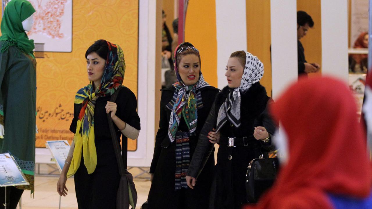 Iranerinnen bei einer Islamischen Modemesse in Teheran 2013 Iranerinnen bei einer Islamischen Modemesse in Teheran 2013