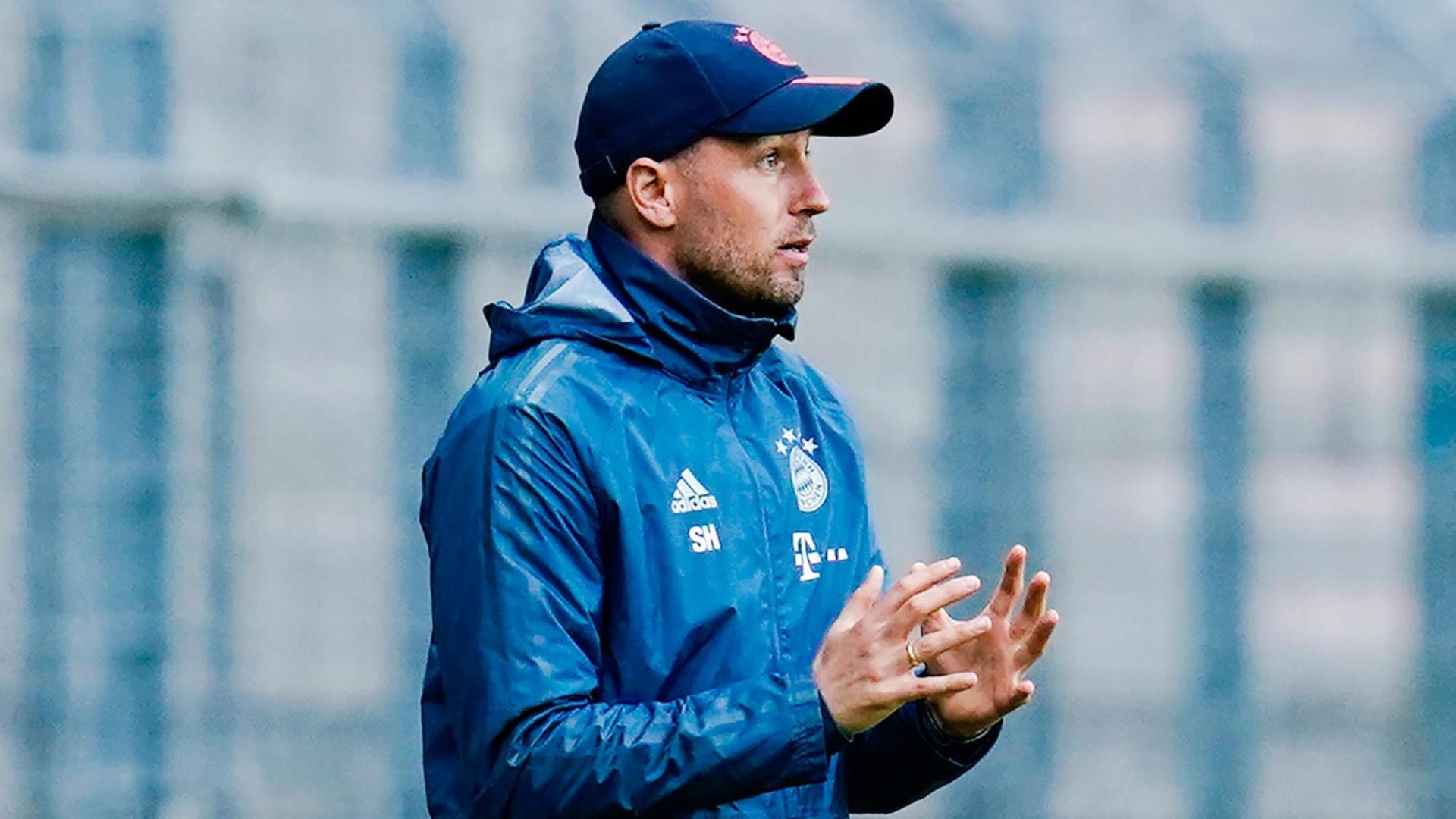 Sebastian Hoeneß steht in einem blauen Trainings-Anzug auf dem Fuß-Ball-Platz. Sebastian Hoeneß steht in einem blauen Trainings-Anzug auf dem Fuß-Ball-Platz.