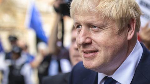 Der britische Politiker Boris Johnson blickt im Halbprofil zuversichtlich in Richtung seiner Anhänger.