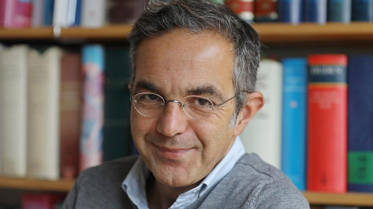 Schriftsteller Navid Kermani in einem Büro, er lächelt freundlich in die Kamera. Schriftsteller Navid Kermani in einem Büro, er lächelt freundlich in die Kamera.