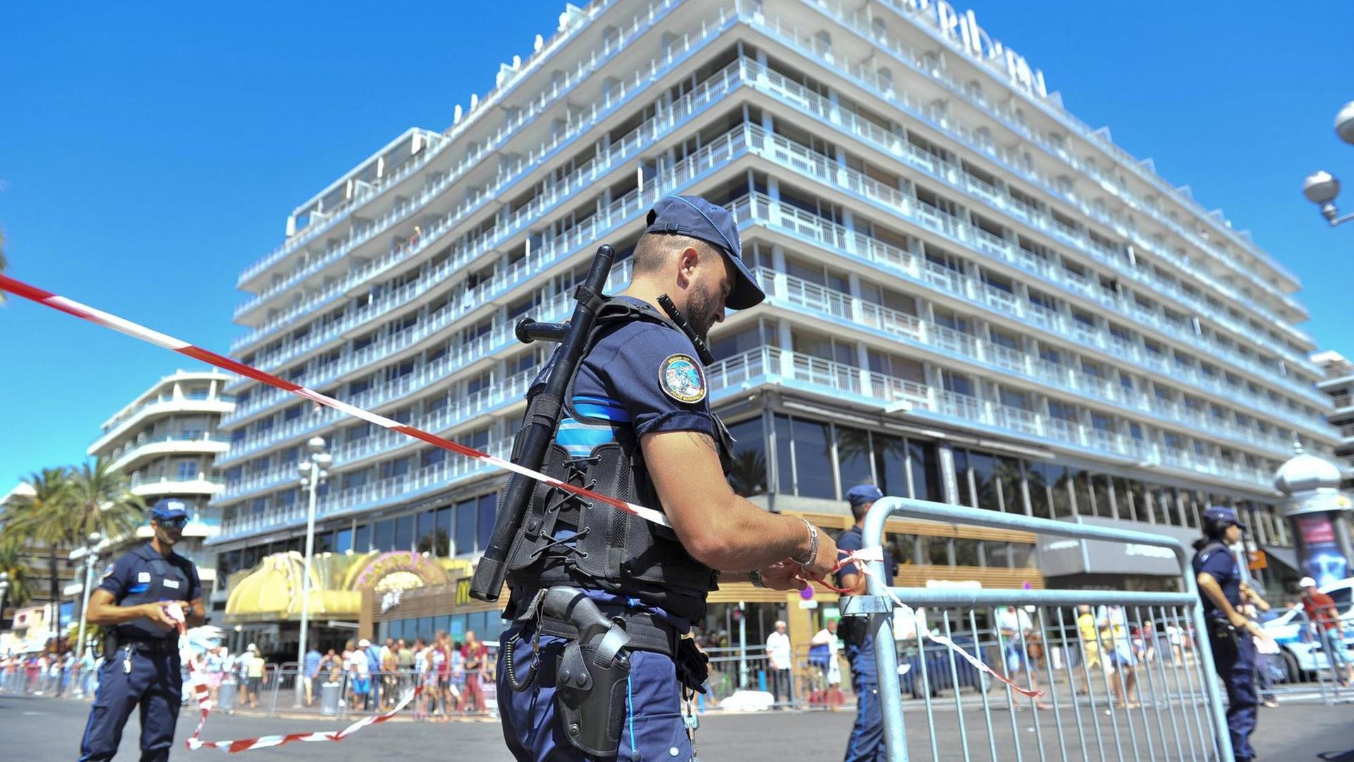 Ein schwer bewaffneter Polizist sperrt die Promenade des Anglais in Nizza. Ein schwer bewaffneter Polizist sperrt die Promenade des Anglais in Nizza.