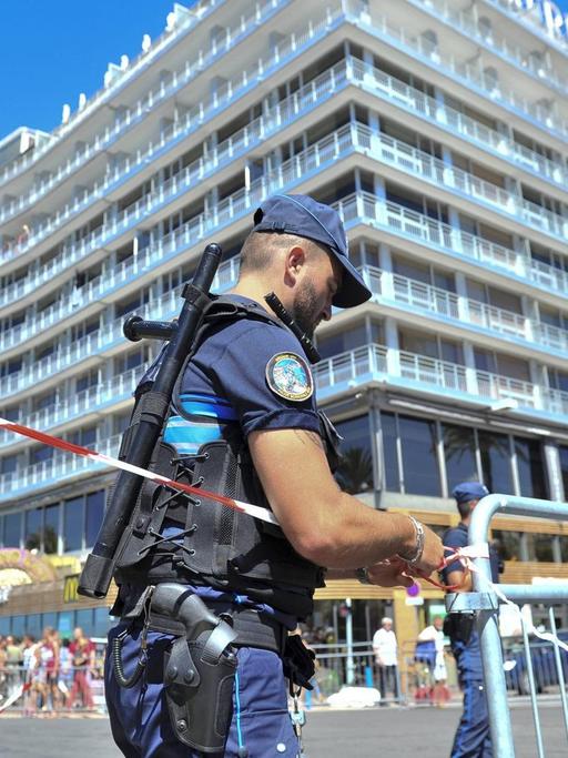 Ein schwer bewaffneter Polizist sperrt die Promenade des Anglais in Nizza.
