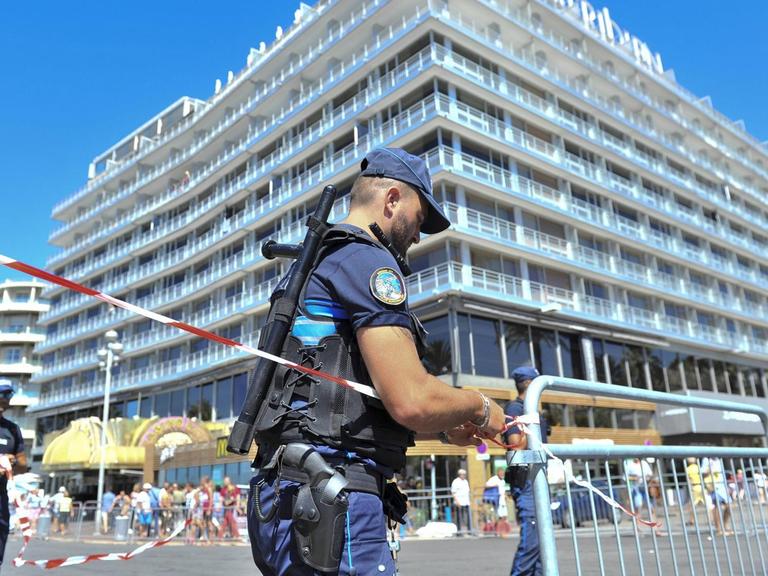 Ein schwer bewaffneter Polizist sperrt die Promenade des Anglais in Nizza.