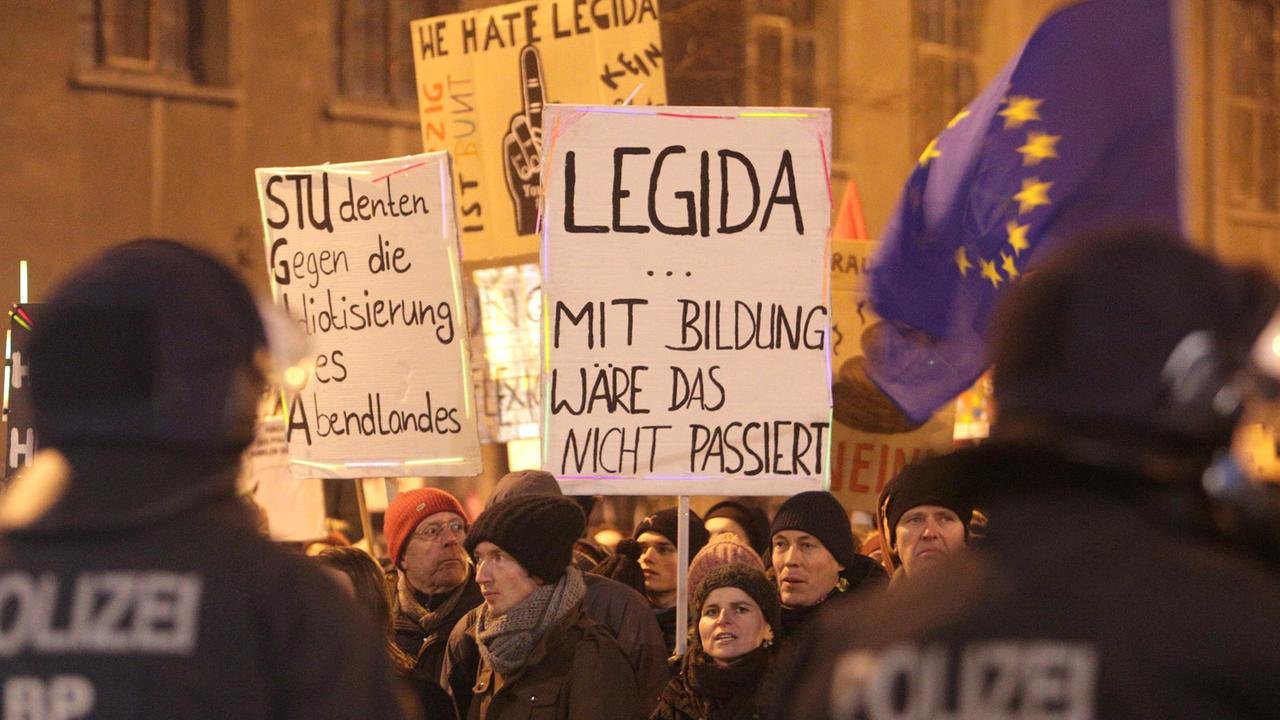 Leipziger und Gäste der Stadt demonstrieren am 21.01.2015 in Leipzig (Sachsen) und halten Transparente mit der Aufschrift "Studenten gegen Idiotisierung des Abendlandes" und "Legida - mit Bildung wäre das nicht passiert". Mit der Demonstration protestieren sie gegen eine Großdemonstration der islamkritischen Bewegung "Leipzig gegen die Islamisierung des Abendlandes" (Legida), einem regionalen Ableger der Pegida-Bewegung. Leipziger und Gäste der Stadt demonstrieren am 21.01.2015 in Leipzig (Sachsen) und halten Transparente mit der Aufschrift "Studenten gegen Idiotisierung des Abendlandes" und "Legida - mit Bildung wäre das nicht passiert". Mit der Demonstration protestieren sie gegen eine Großdemonstration der islamkritischen Bewegung "Leipzig gegen die Islamisierung des Abendlandes" (Legida), einem regionalen Ableger der Pegida-Bewegung.
