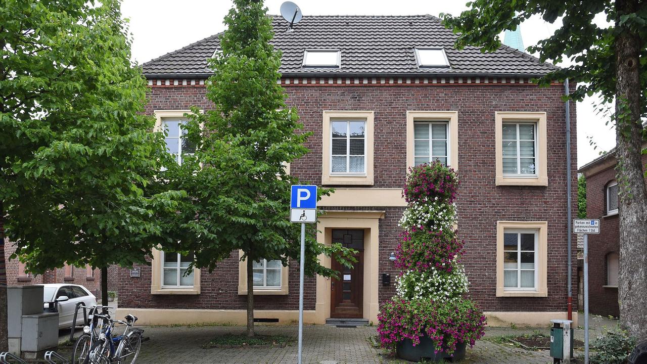 Das Gebäude des "Biologischen Krebszentrums Bracht" (BKB Bracht) ist am 05.08.2016 in Brüggen-Bracht(Nordrhein-Westfalen) zu sehen. Das Gebäude des "Biologischen Krebszentrums Bracht" (BKB Bracht) ist am 05.08.2016 in Brüggen-Bracht(Nordrhein-Westfalen) zu sehen.