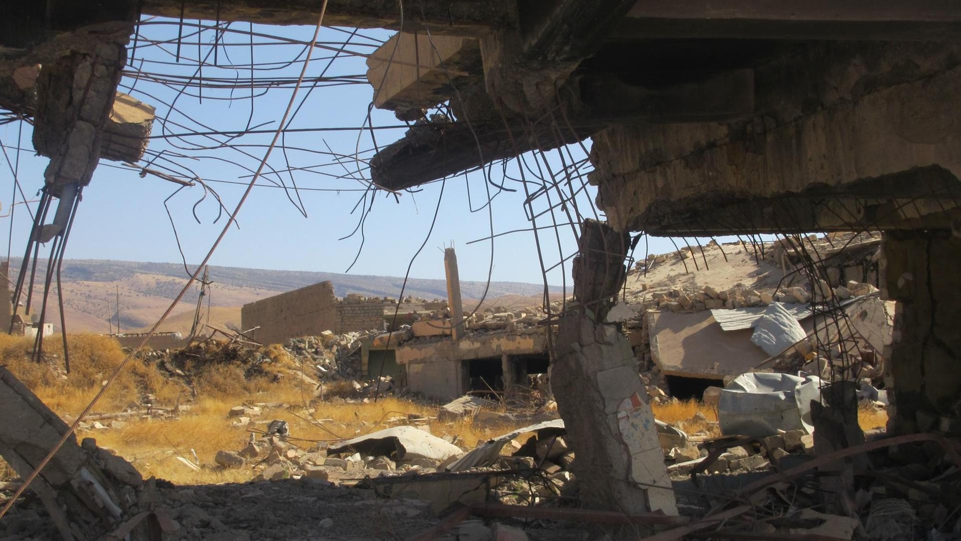 Zerstörung in Sindschar. Im Nordirak ist der IS militärisch geschlagen. Viele der Terroristen sind tot, die Überlebenden abgetaucht. Die Hinterlassenschaft des IS aber ist immens. Zerstörung in Sindschar. Im Nordirak ist der IS militärisch geschlagen. Viele der Terroristen sind tot, die Überlebenden abgetaucht. Die Hinterlassenschaft des IS aber ist immens.