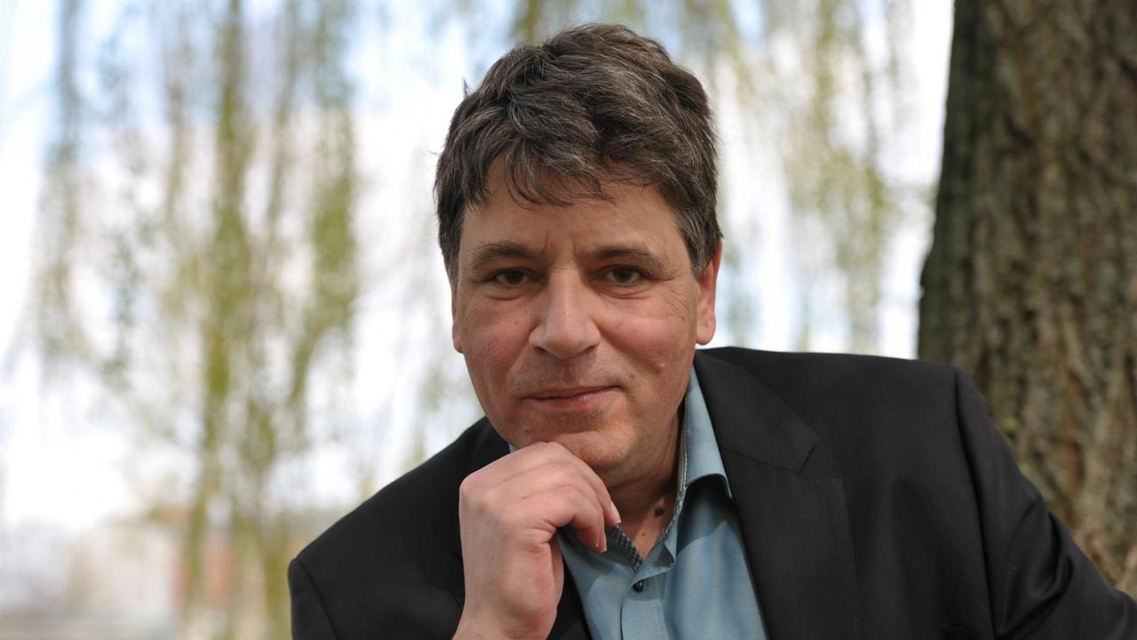 Der Schriftsteller Marcel Beyer posiert am 09.04.2016 vor Beginn der Veranstaltung "Sprache und Wissen" auf der Terasse des Hauses der Kulturen (HKW) in Berlin. Der Schriftsteller Marcel Beyer posiert am 09.04.2016 vor Beginn der Veranstaltung "Sprache und Wissen" auf der Terasse des Hauses der Kulturen (HKW) in Berlin.