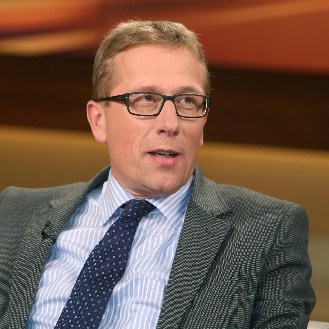 Prof. Dr. Thomas Schüller (Theologe und ehemaliger Berater im Bistum Limburg) in der ARD-Talkshow Anne Will Prof. Dr. Thomas Schüller (Theologe und ehemaliger Berater im Bistum Limburg) in der ARD-Talkshow Anne Will