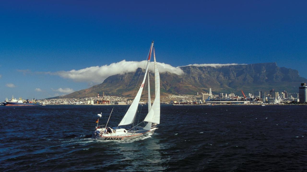 Die Yacht "Fanfan" segelt vor dem Tafelberg.
Die Yacht "Fanfan" segelt vor dem Tafelberg.