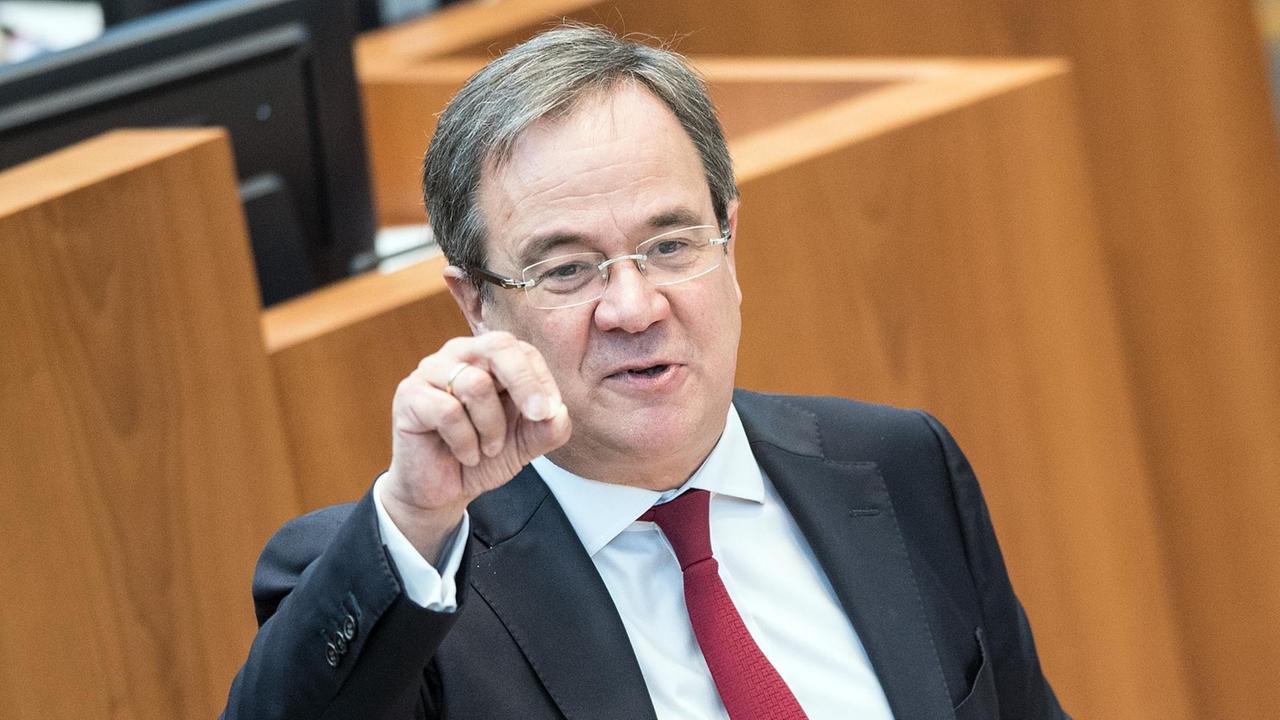 Der nordrhein-westfälische Ministerpräsident Armin Laschet (CDU) gibt am 13.09.2017 im Landtag in Düsseldorf (Nordrhein-Westfalen) seine Regierungserklärung ab. Der nordrhein-westfälische Ministerpräsident Armin Laschet (CDU) gibt am 13.09.2017 im Landtag in Düsseldorf (Nordrhein-Westfalen) seine Regierungserklärung ab.