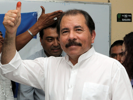 Der nicaraguanische Präsident Daniel Ortega nach der Stimmabgabe während der Präsidentschaftswahlen. Ortega trat erneut als Kandidat der Sandinisten (FSLN) an und wurde nach dem umstrittenen Urnengang zu Sieger erklärt.