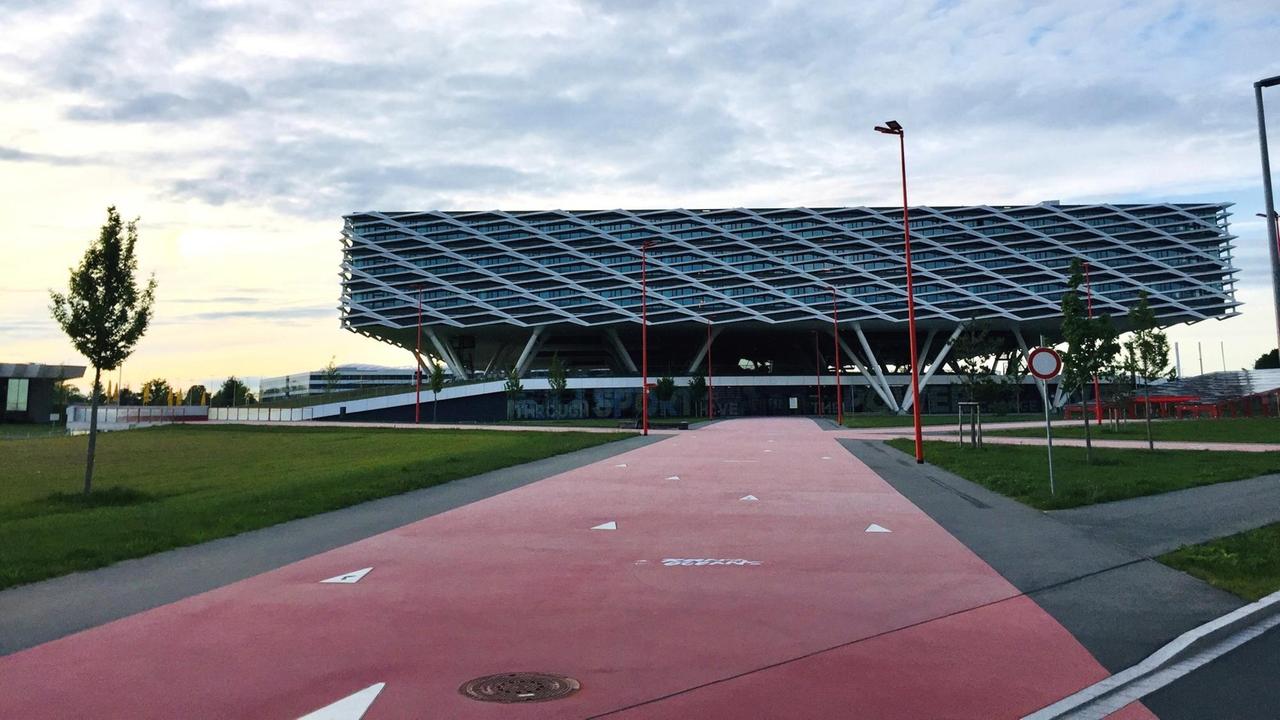 Auf dem Firmengelände von Adidas in Herzogenaurach wird die deutsche Nationalmannschaft während der Europameisterschaft ab dem 11. Juni wohnen. Im Hintergrund ein Stadion.