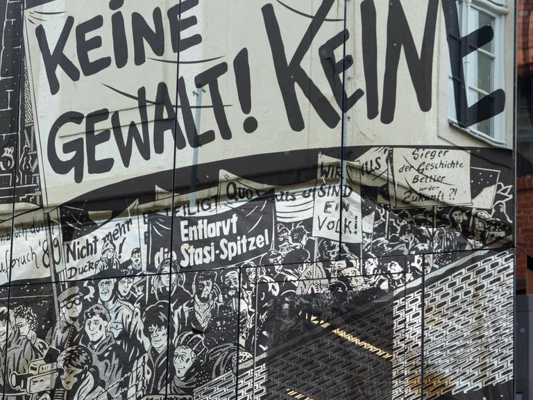 Ein moderner Anbau der Gedenk- und Bildungsstätte Andreasstraße in einem ehemaligen Stasi-Gefängnis ist in Erfurt in Thüringen mit Comic-Kunst verkleidet, aufgenommen im November 2011.