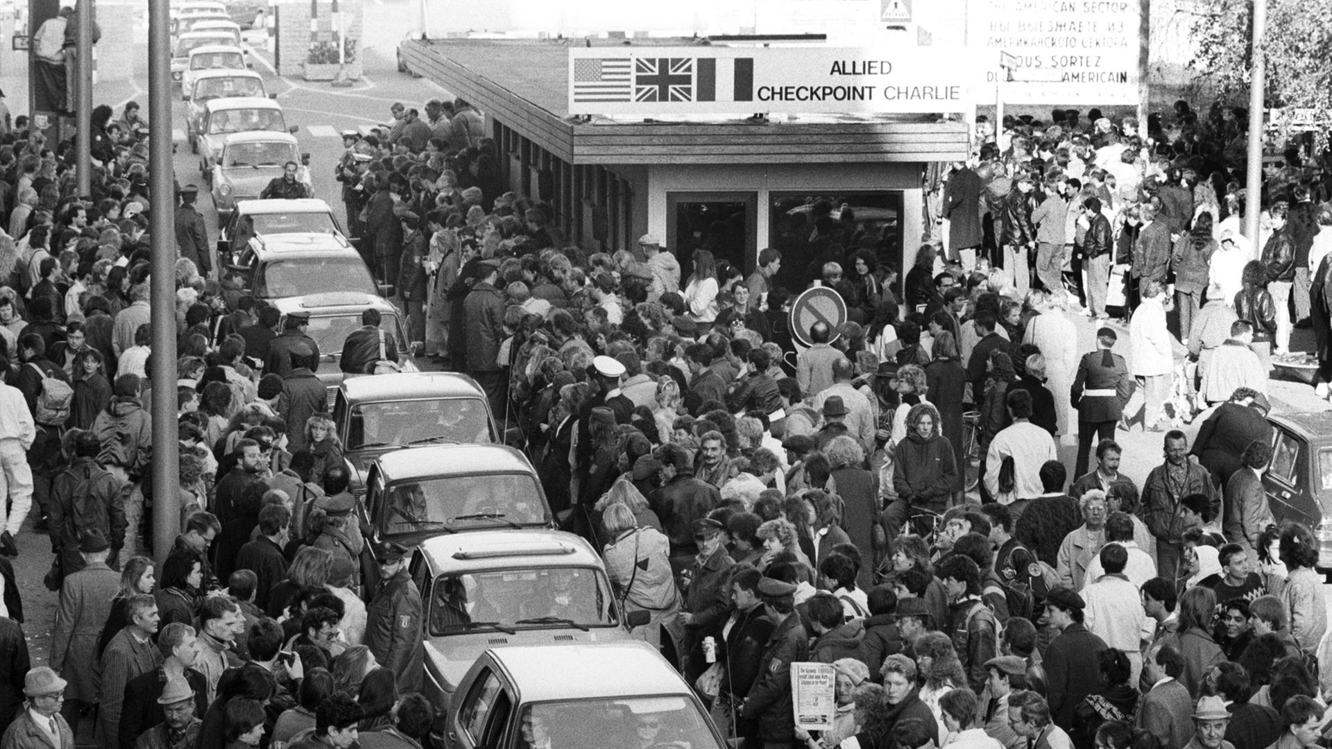 Großer Andrang von Bürgern aus der DDR am Grenzübergang Checkpoint Charlie in Berlin am 10.11.1989. Großer Andrang von Bürgern aus der DDR am Grenzübergang Checkpoint Charlie in Berlin am 10.11.1989.