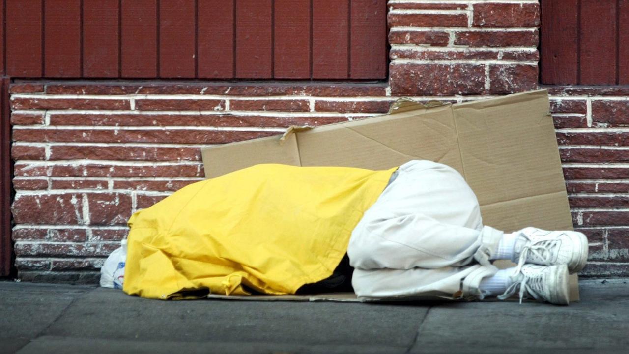 Ein Obdachloser schläft am 13. Januar 2007 auf der Straße in San Francisco, Kalifornien, USA. Ein Obdachloser schläft am 13. Januar 2007 auf der Straße in San Francisco, Kalifornien, USA.