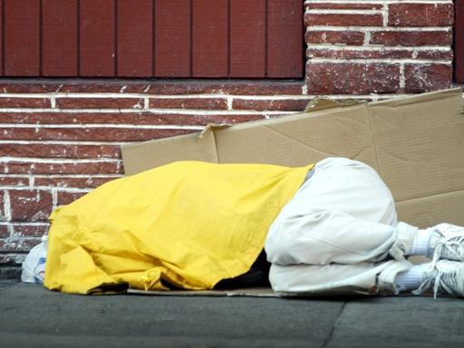 Ein Obdachloser schläft am 13. Januar 2007 auf der Straße in San Francisco, Kalifornien, USA.