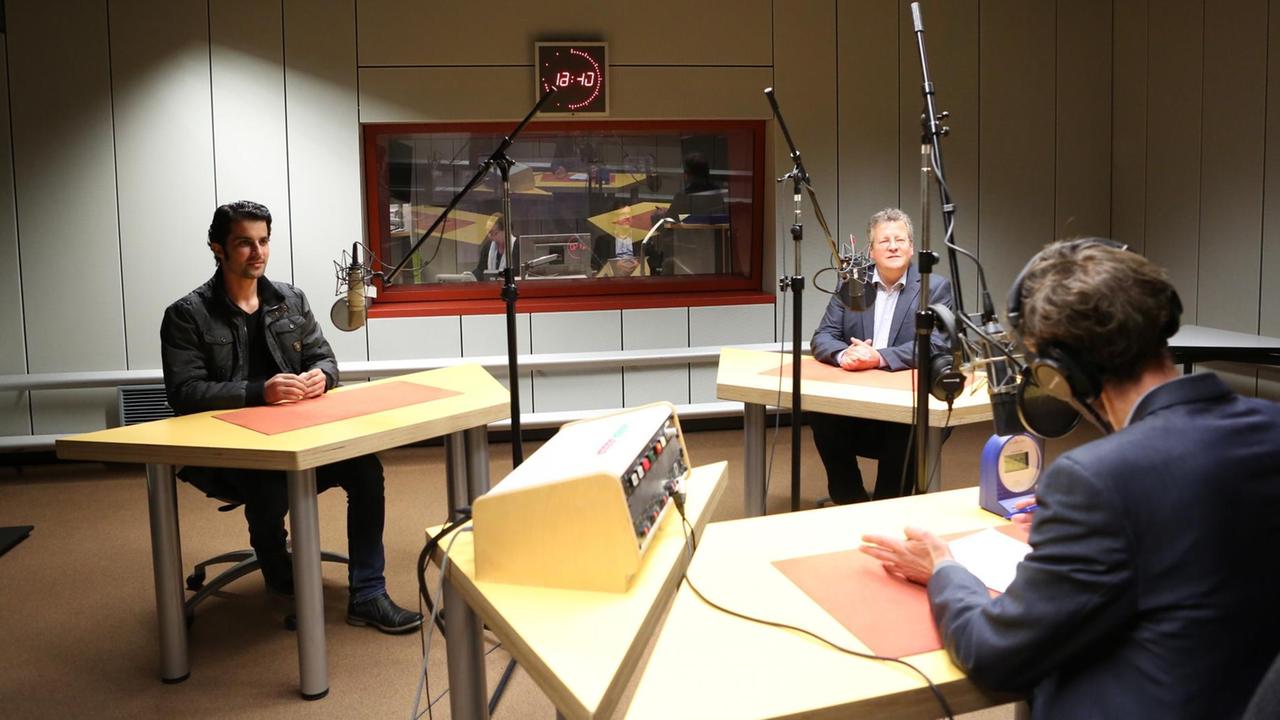 Flüchtling Ahmed Ahmed und Thomas Geiß im Gespräch mit Jasper Barenberg im DLF-Studio. Flüchtling Ahmed Ahmed und Thomas Geiß im Gespräch mit Jasper Barenberg im DLF-Studio.