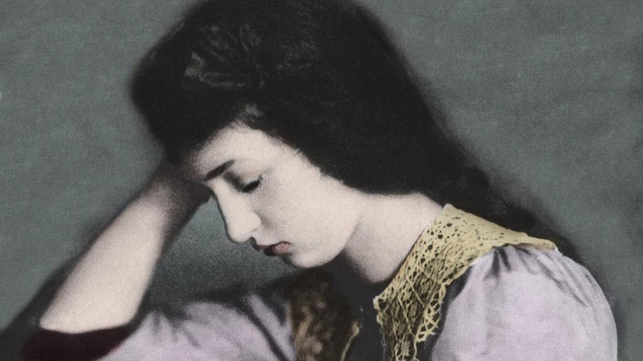 Die Pianistin Clara Haskil auf einem kolorierten Jugendfoto, mit offenen Haaren am Klavier sitzend, sie spielt mit der linken Hand Die Pianistin Clara Haskil auf einem kolorierten Jugendfoto, mit offenen Haaren am Klavier sitzend, sie spielt mit der linken Hand