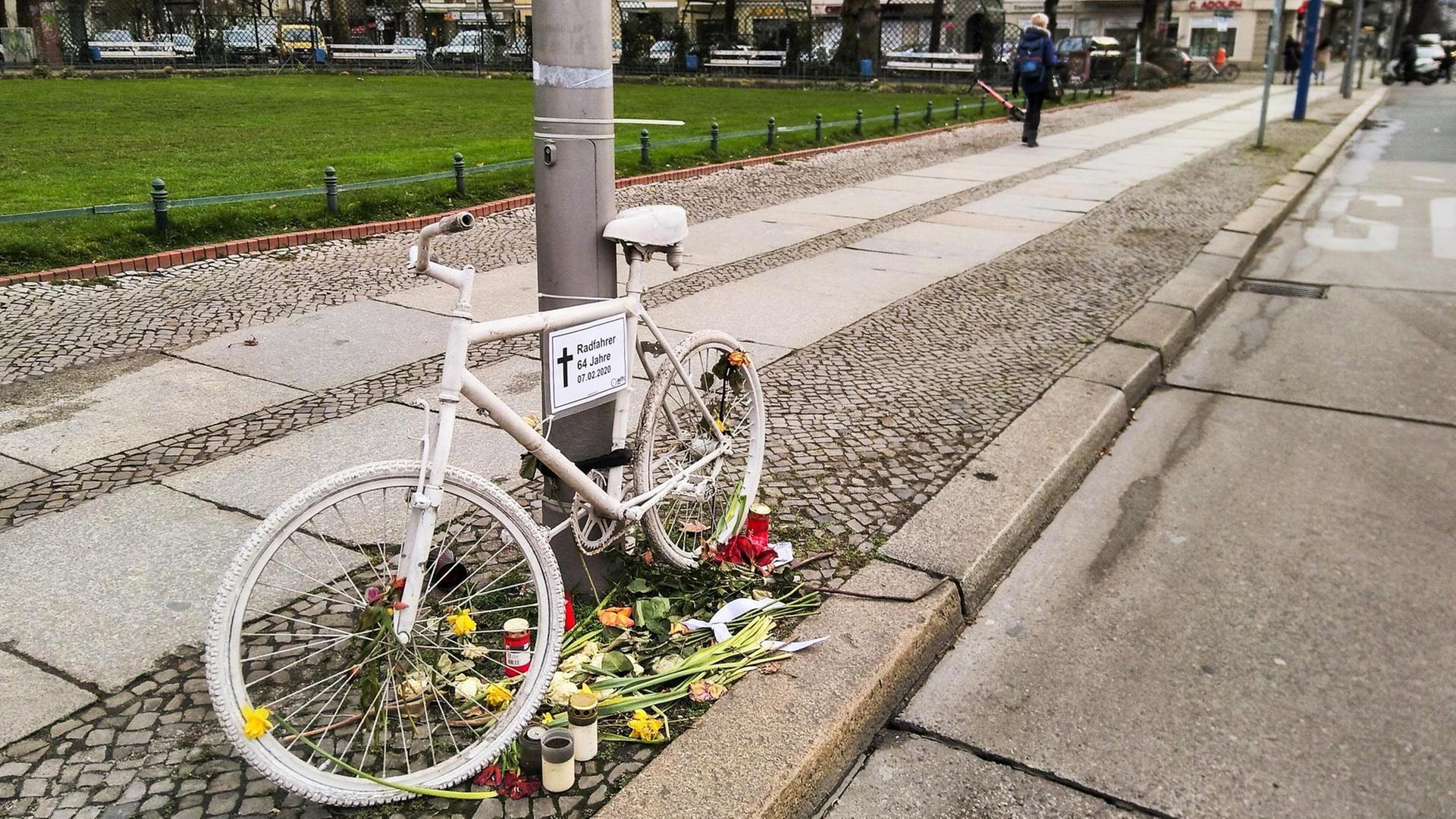 An einer Unfall-Stelle wird an ein Opfer erinnert. An einer Unfall-Stelle wird an ein Opfer erinnert.