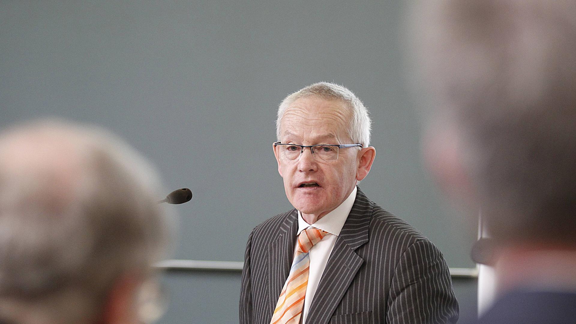 Der Politikwissenschaftler Everhard Holtmann von der Universität Halle-Wittenberg. Der Politikwissenschaftler Everhard Holtmann von der Universität Halle-Wittenberg.