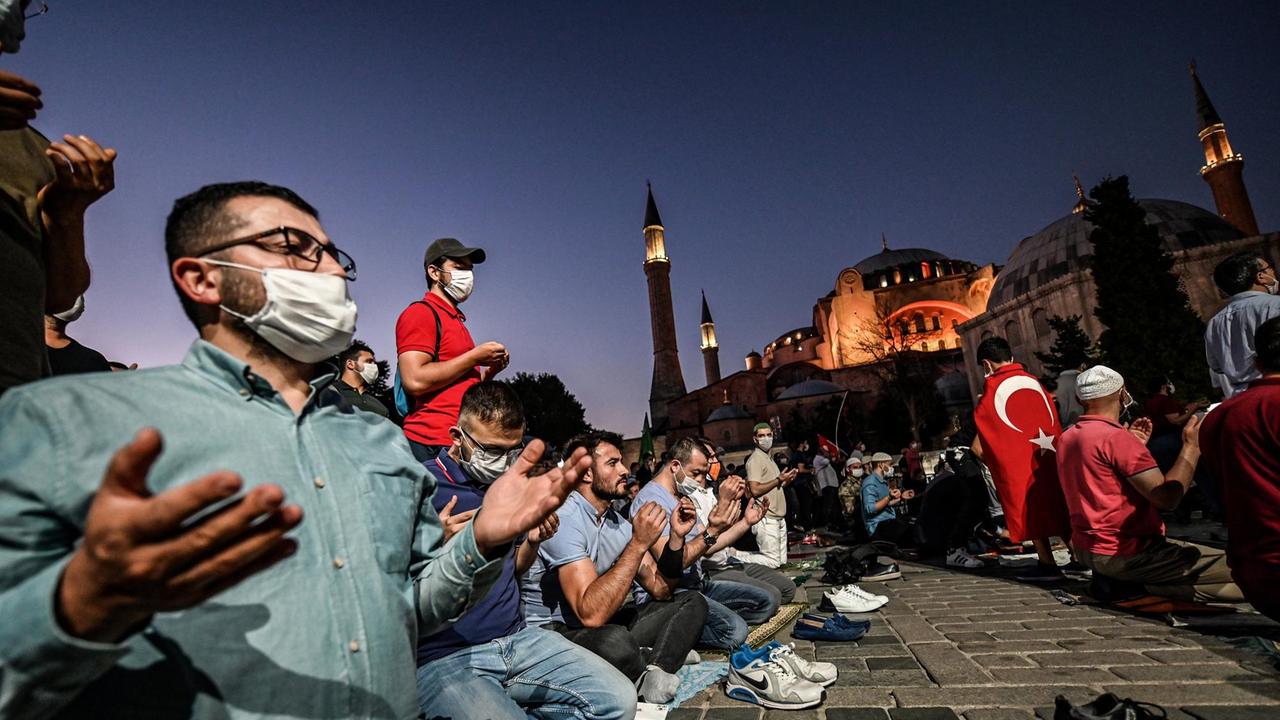 Gläubige vor der Hagia Sophia in Istanbul am 10. Juli 2020 nach der Entscheidung des des Obersten Verwaltungsgerichts, aus dem Museum wieder eine Moschee zu machen. Gläubige vor der Hagia Sophia in Istanbul am 10. Juli 2020 nach der Entscheidung des des Obersten Verwaltungsgerichts, aus dem Museum wieder eine Moschee zu machen.