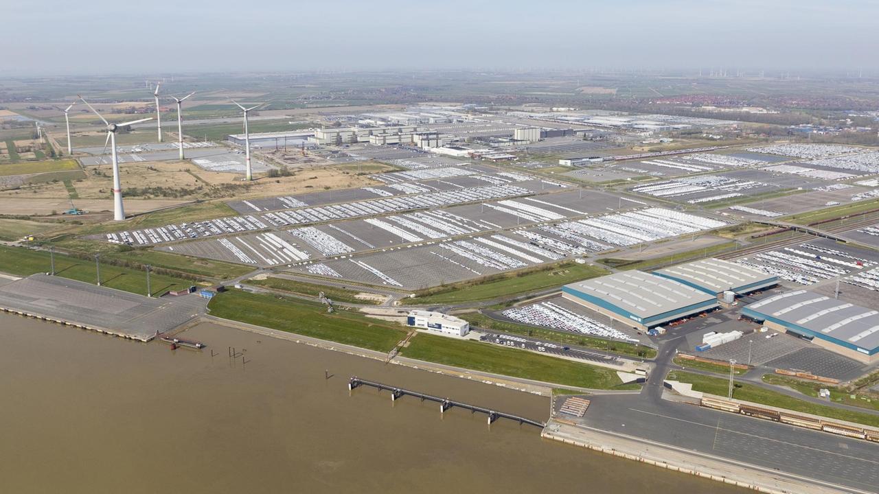Luftaufnahme: Blick auf das Volkswagenwerk an der Ems. Luftaufnahme: Blick auf das Volkswagenwerk an der Ems.