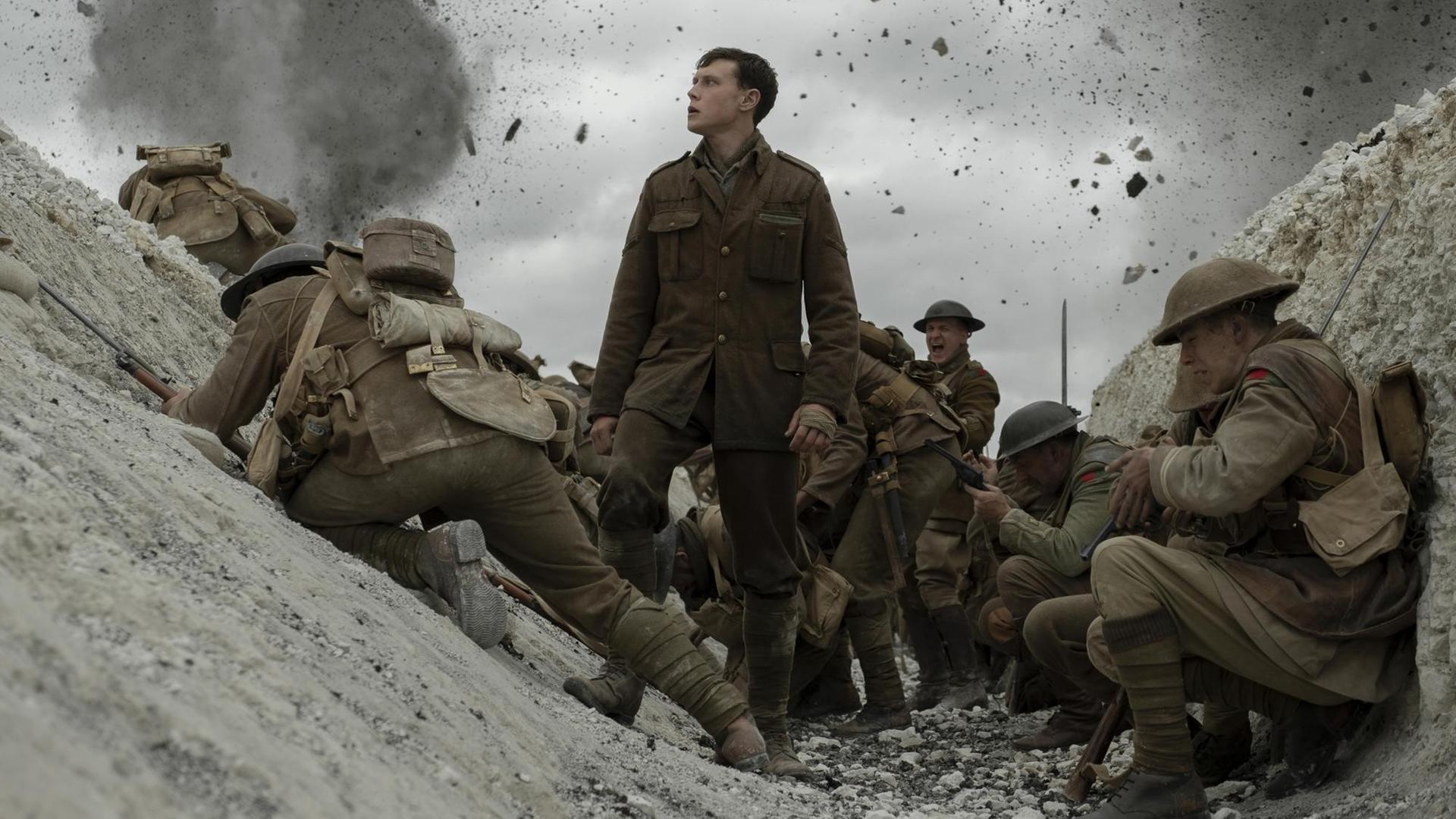 Filmszene aus "1917" von Sam Mendes: George MacKay als Soldat Schofield im Schützengraben, umgeben von anderen Soldaten.