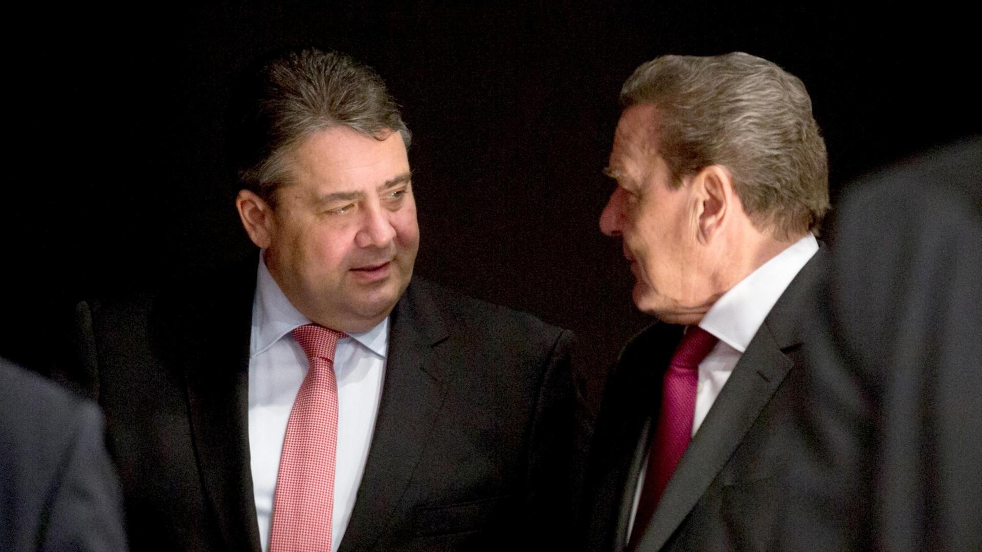 SPD-Parteichef und Bundeswirtschaftsminister Sigmar Gabriel und Alt-Bundeskanzler Gerhard Schröder am 10.12.2015 auf dem Bundesparteitag der Sozialdemokratischen Partei Deutschlands (SPD) in Berlin.