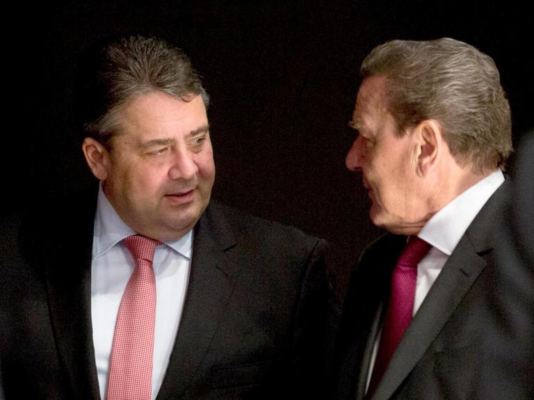 SPD-Parteichef und Bundeswirtschaftsminister Sigmar Gabriel und Alt-Bundeskanzler Gerhard Schröder am 10.12.2015 auf dem Bundesparteitag der Sozialdemokratischen Partei Deutschlands (SPD) in Berlin.