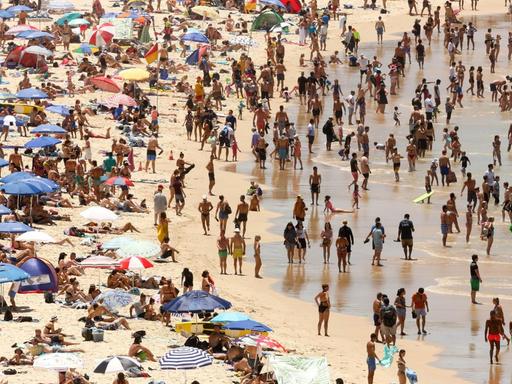 Urlauber bevölkern am 07.01.2018 in Bondi Beach in Sydney den Strand.