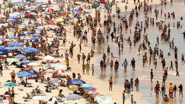Urlauber bevölkern am 07.01.2018 in Bondi Beach in Sydney den Strand.