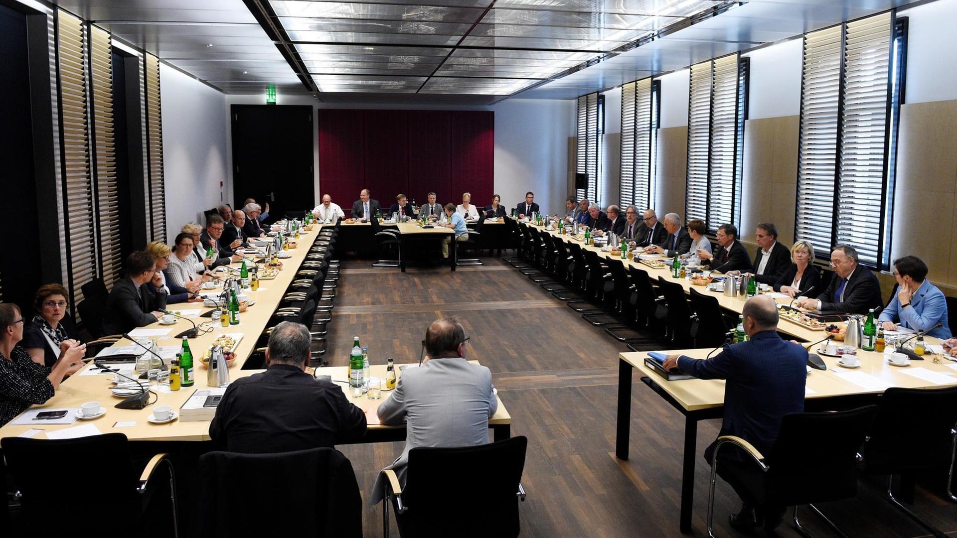 Die Mitglieder des Vermittlungsausschusses von Bundestag und Bundesrat verhandeln am 08.09.2016 im Bundesrat in Berlin über die Reform der Erbschaftsteuer. Die Mitglieder des Vermittlungsausschusses von Bundestag und Bundesrat verhandeln am 08.09.2016 im Bundesrat in Berlin über die Reform der Erbschaftsteuer.